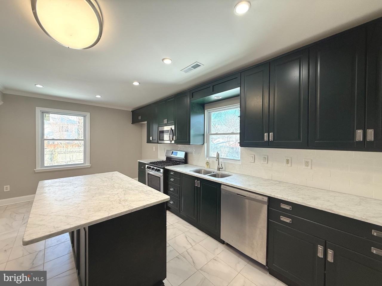 7419 Farnum St - Photo 4 of 28