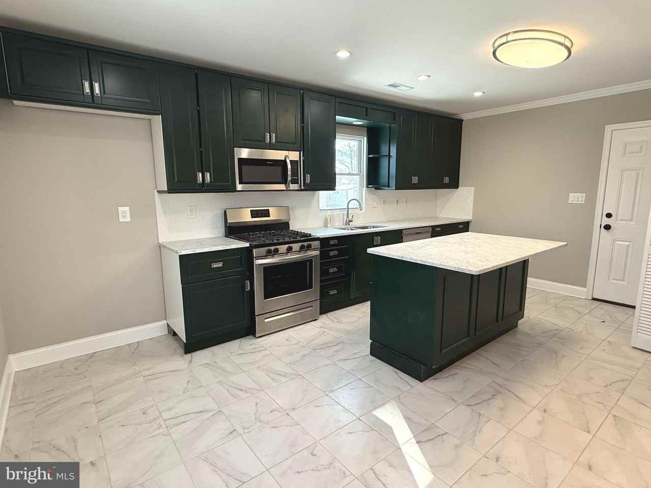 7419 Farnum St - Photo 5 of 28