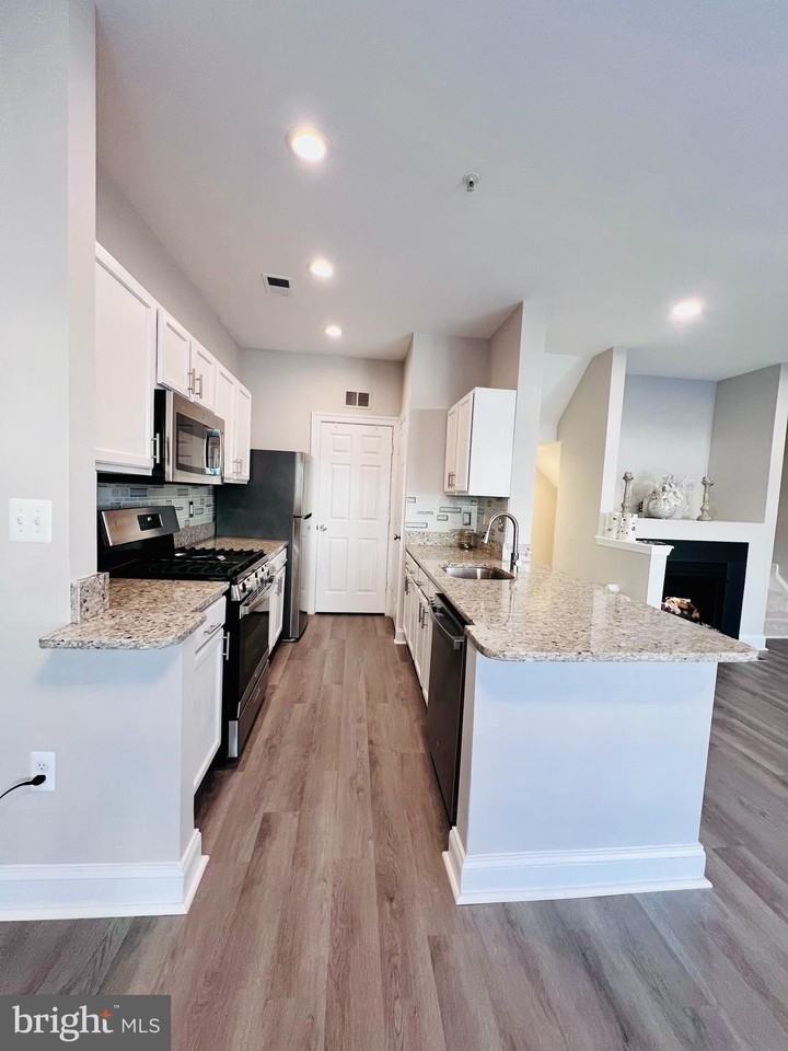 46375 Pryor Sq - Photo 2 of 7