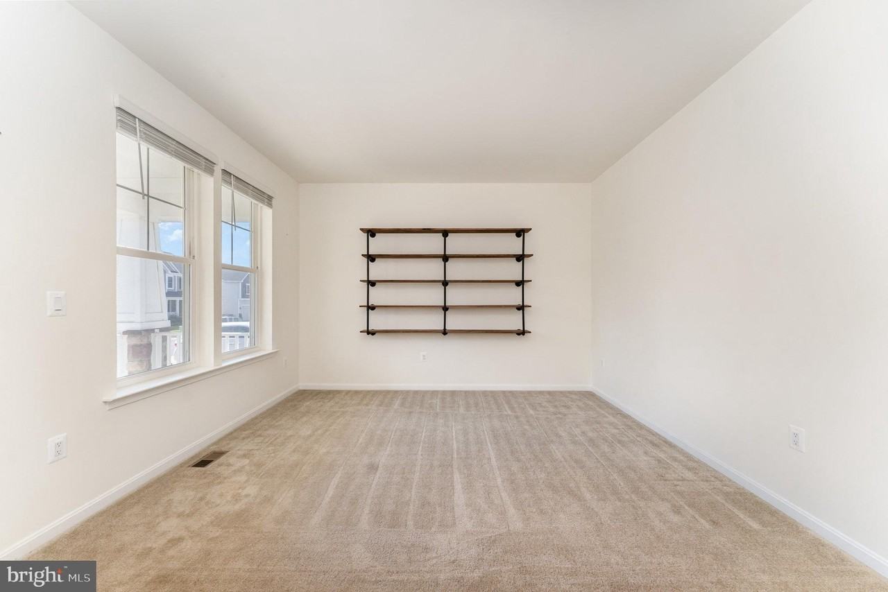 10407 Spotswood Dr - Photo 6 of 46