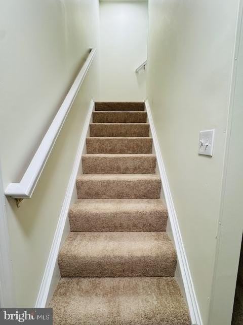 9 Tudor Ct - Photo 3 of 15