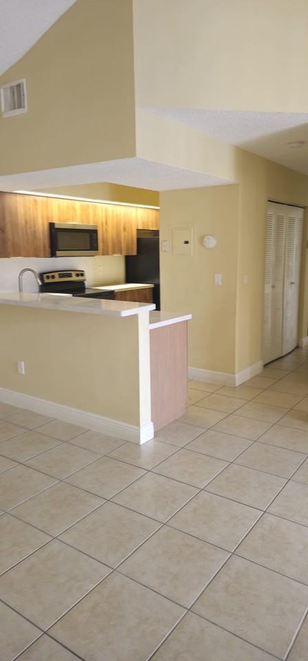 18850 Nw 57th Ave #303 - Photo 4 of 8