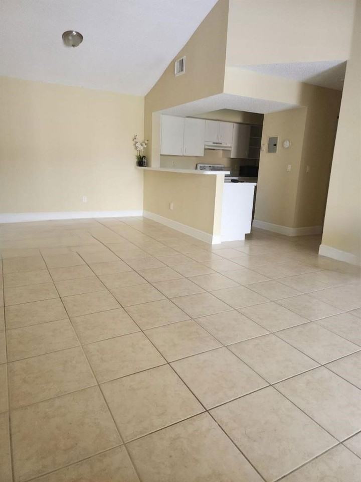 18850 Nw 57th Ave #303 - Photo 5 of 8