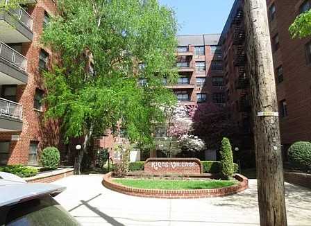 1199 E 53rd St #2Y - Photo 2 of 12