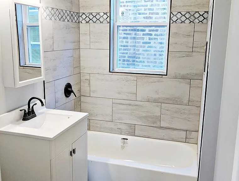 2324 W 25th St #2E - Photo 3 of 8