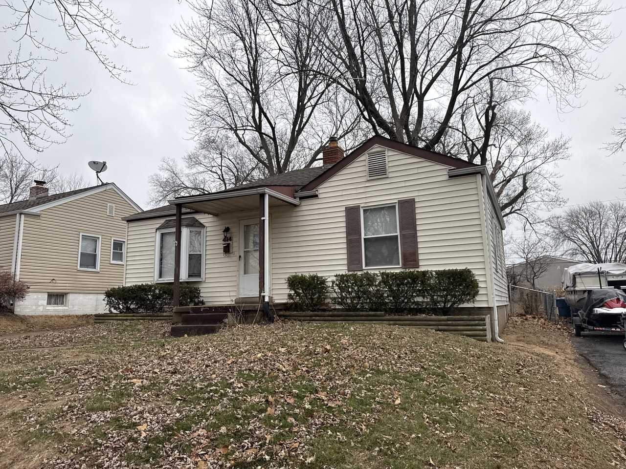 414 Superior Dr - Photo 2 of 26