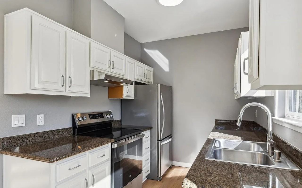 123 Lakeshore Ct - Photo 3 of 26