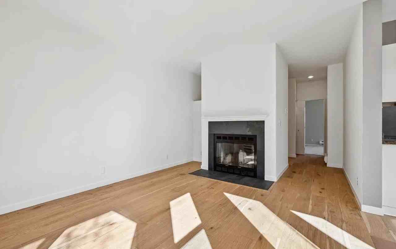 123 Lakeshore Ct - Photo 5 of 26