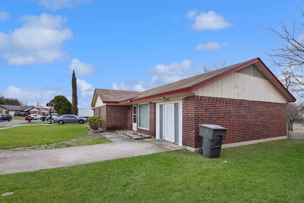 2510 Hidden Valley Dr - Photo 3 of 20