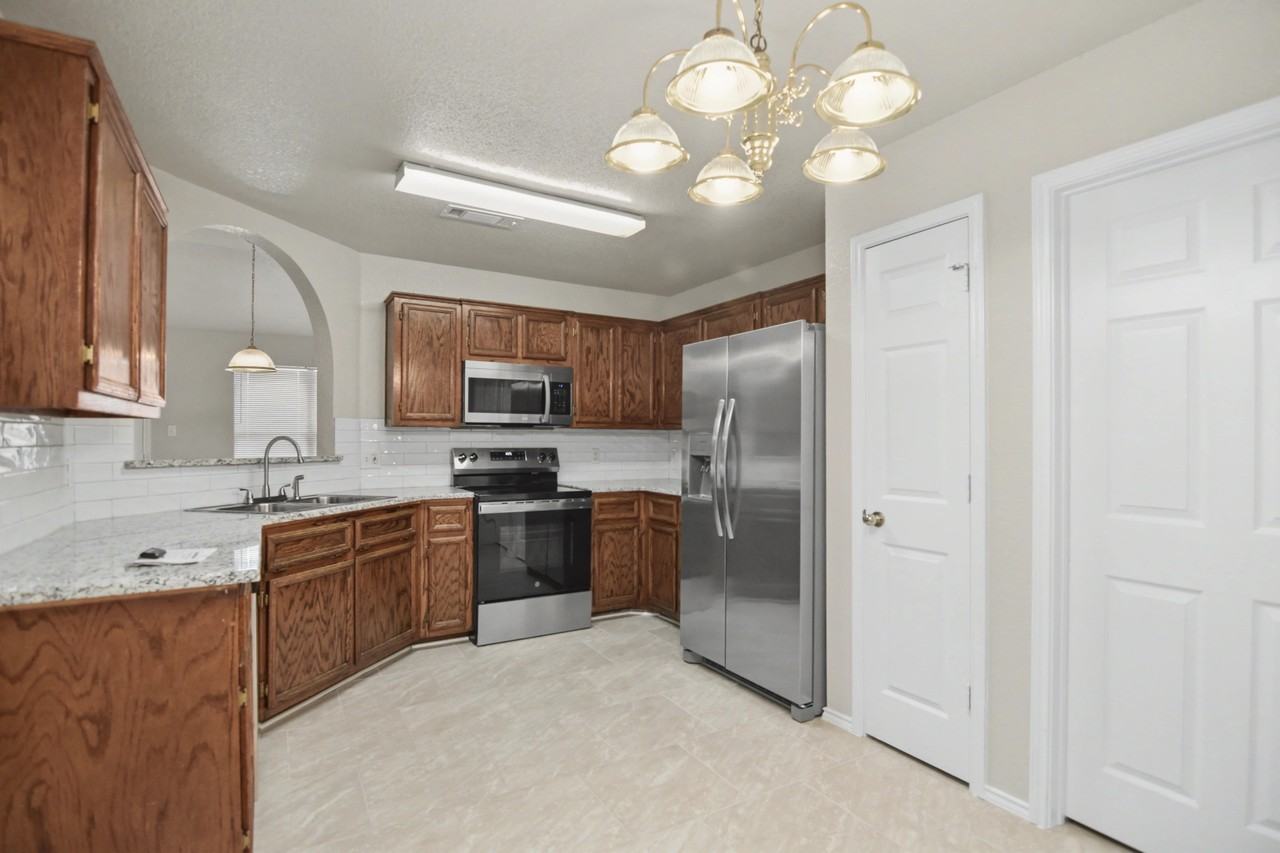 2905 Lindsey Dr - Photo 4 of 20