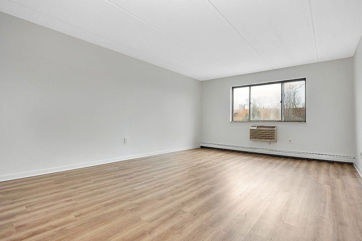 17020 Crocheron Ave #206 - Photo 3 of 6