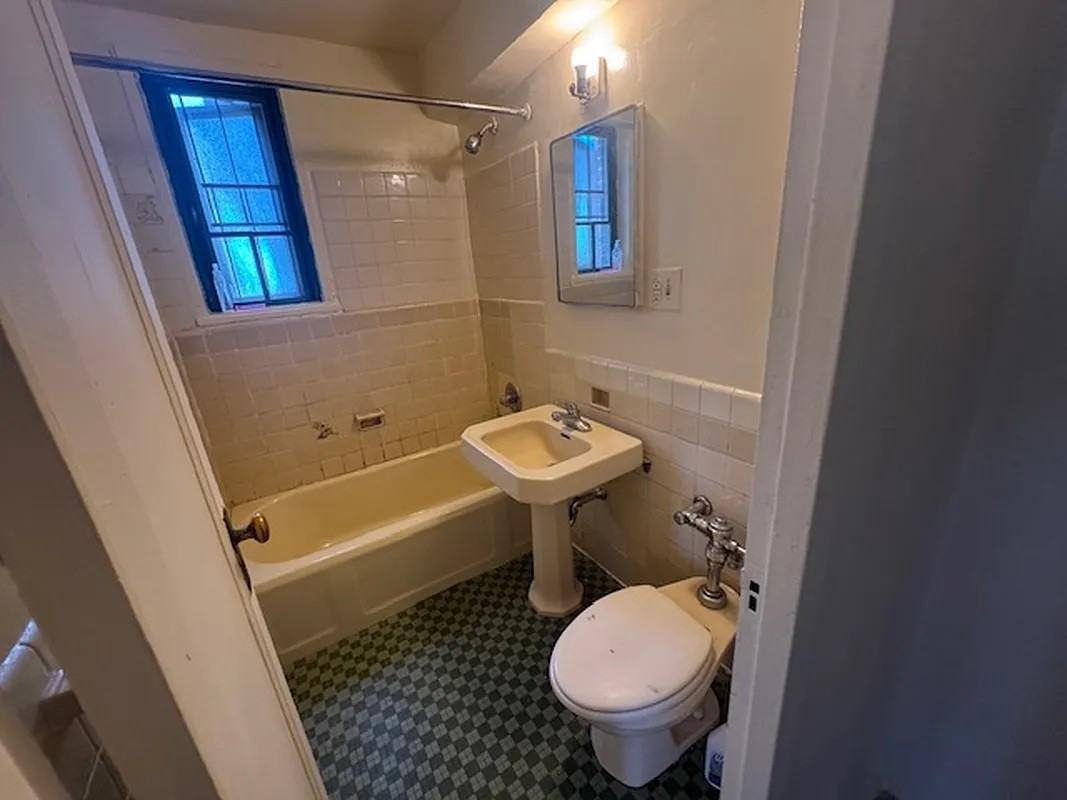 1439 Metropolitan Ave #5H - Photo 3 of 8