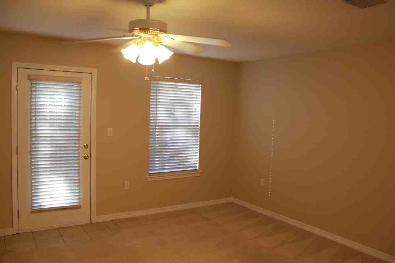 976 Scenic Oak Ln - Photo 4 of 20