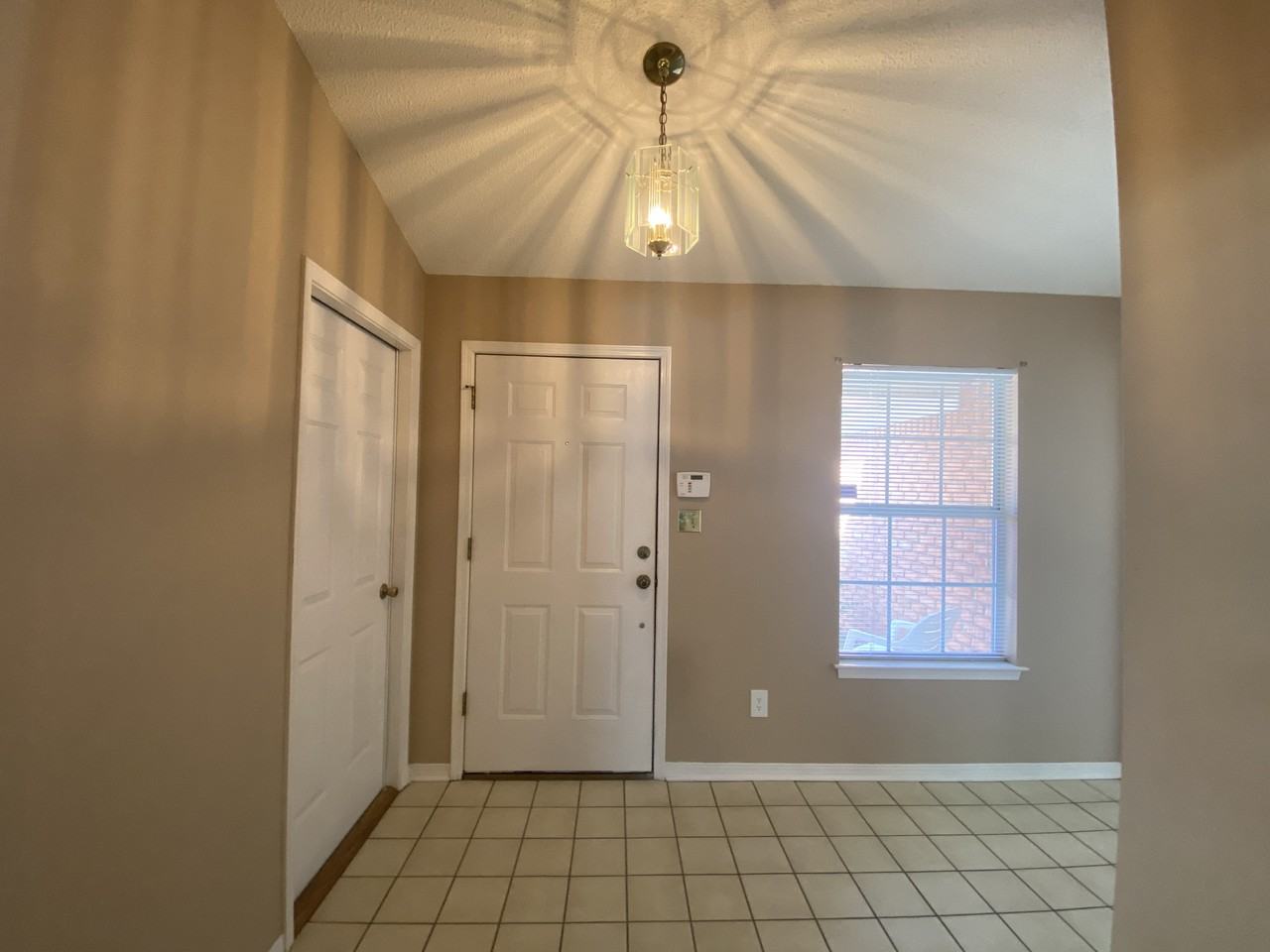 4032 Leesway Cir - Photo 2 of 33