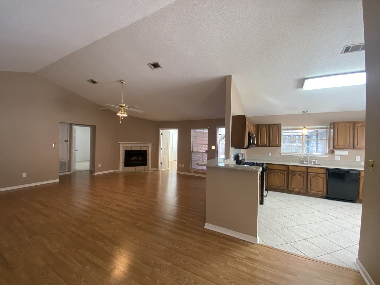 4032 Leesway Cir - Photo 5 of 33