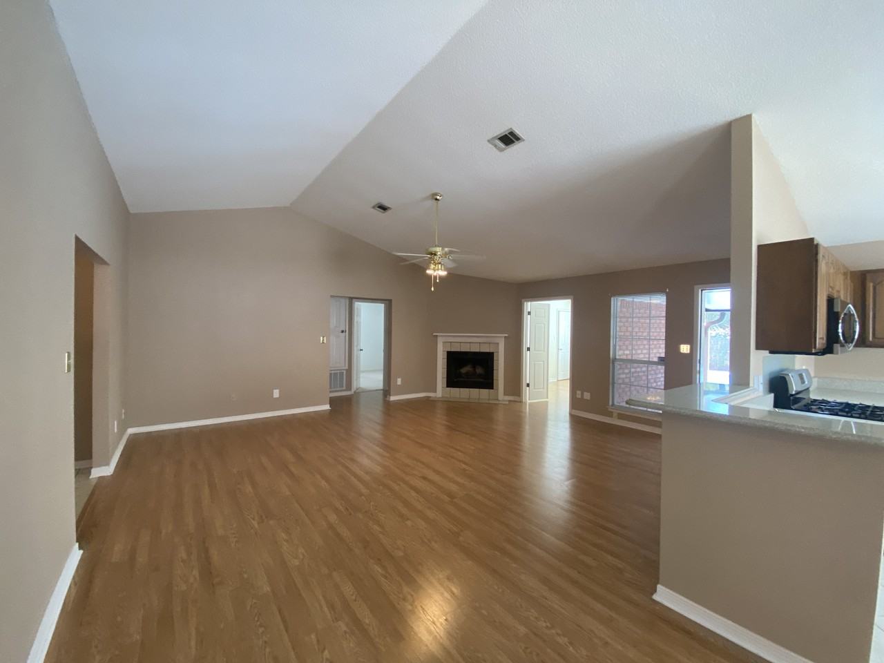 4032 Leesway Cir - Photo 6 of 33