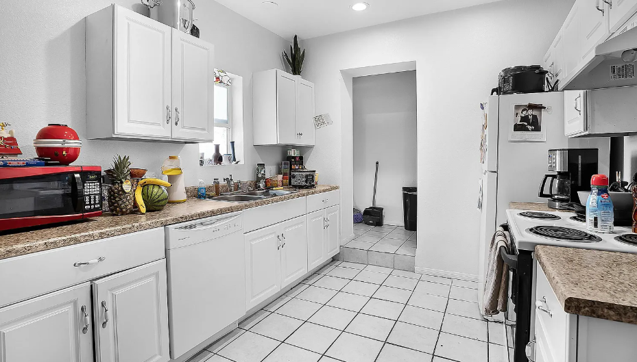 2311 State St - Photo 7 of 10