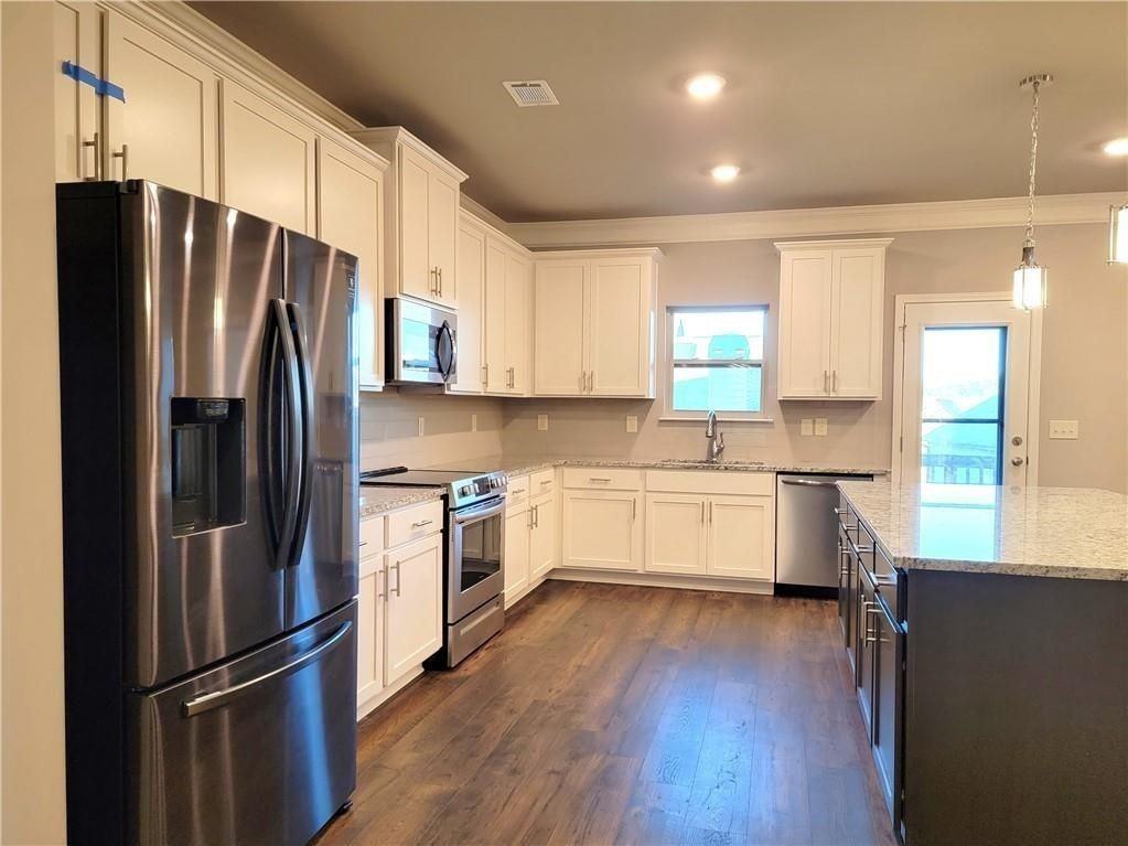 1866 Castleberry Ln - Photo 7 of 33