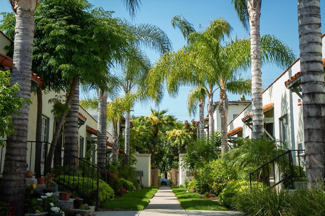 CC - 804-810 E Chevy Chase Dr - Photo 2 of 3