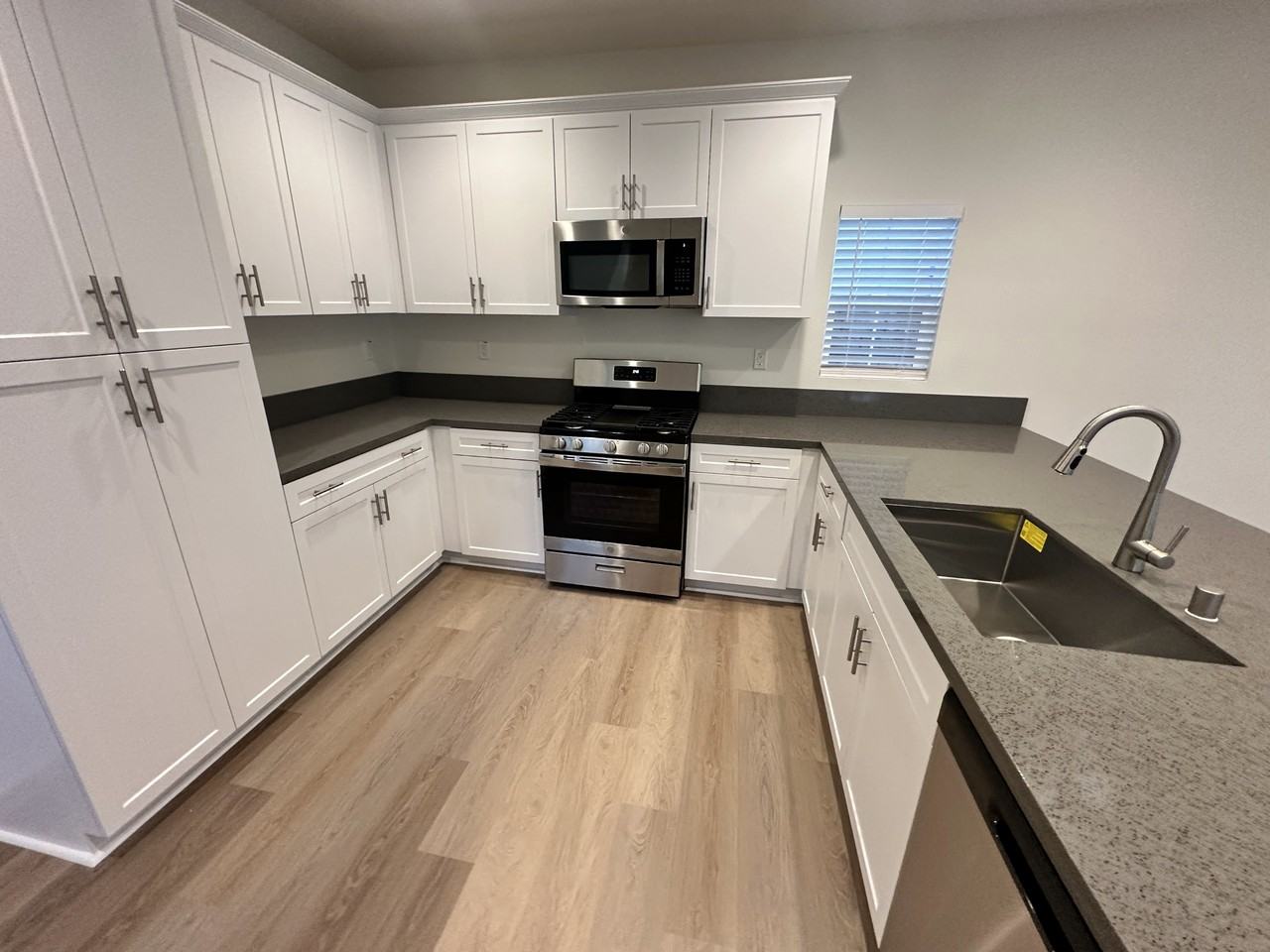 176 N Sutter Ave #1 - Photo 3 of 11