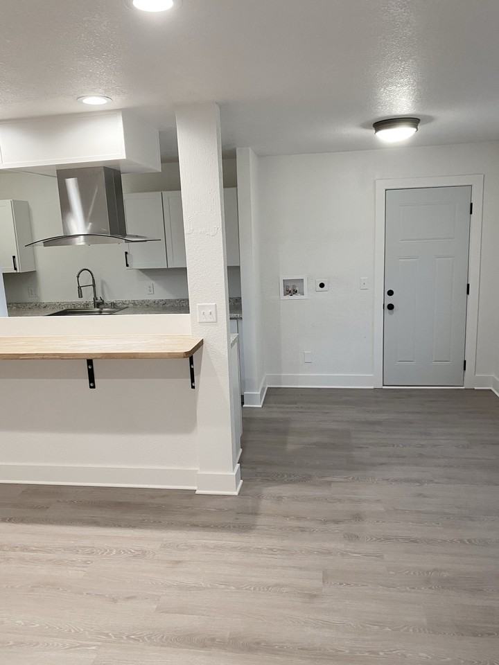 5062 Amy Dr #8 - Photo 4 of 14