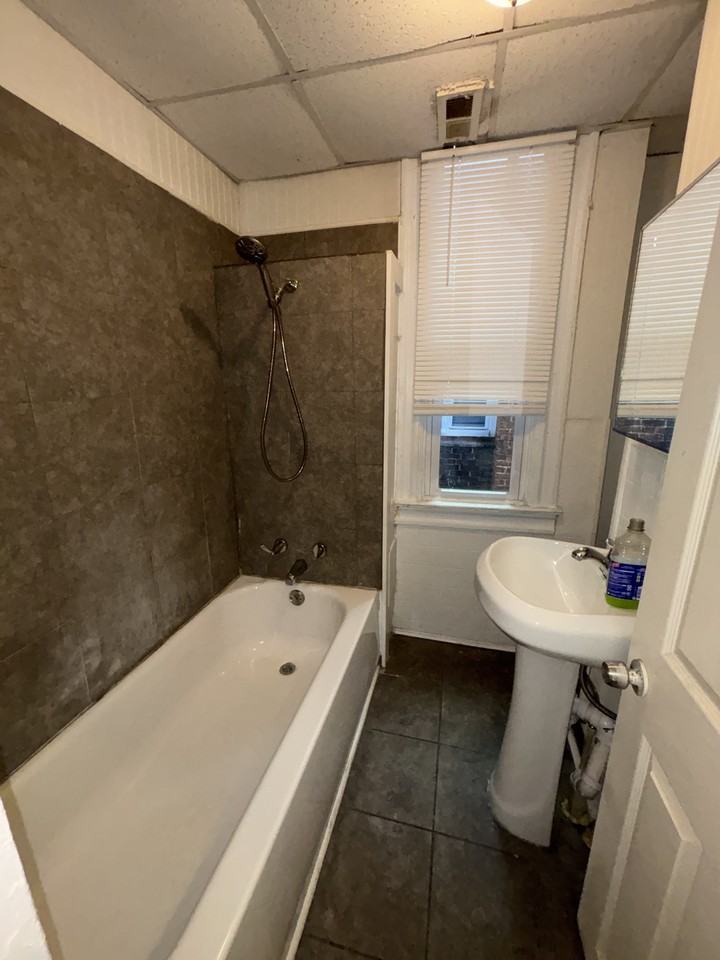 2 292X Parkwood Ave, #2 - Photo 3 of 9