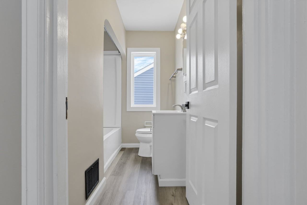 1110 Fairwood Ave - Photo 4 of 11