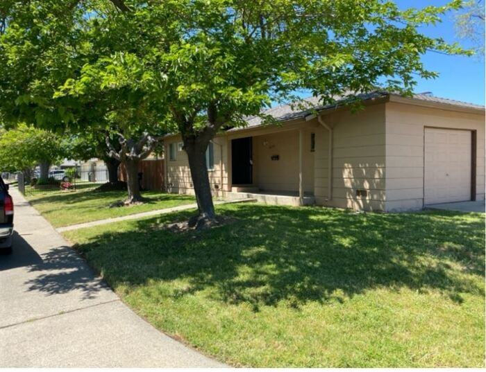 2295 Craig Ave - Photo 2 of 18