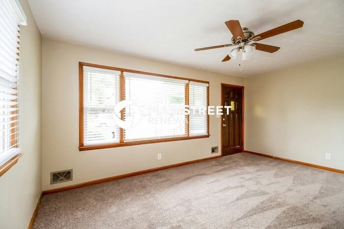 2320 Embassy Ln - Photo 3 of 15