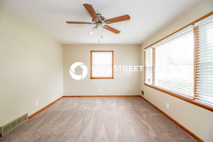 2320 Embassy Ln - Photo 4 of 15