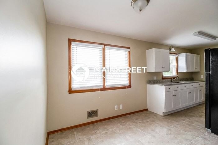 2320 Embassy Ln - Photo 5 of 15