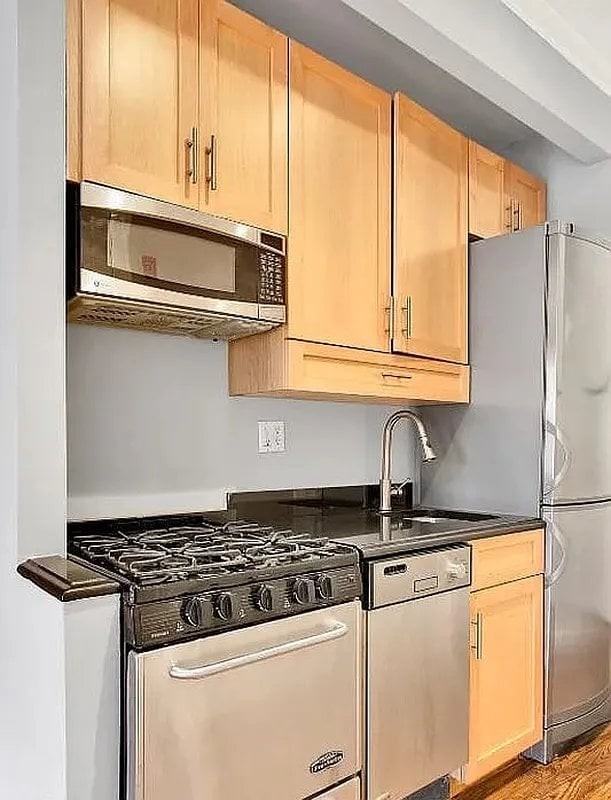 202 E 13th St #3E - Photo 6 of 7