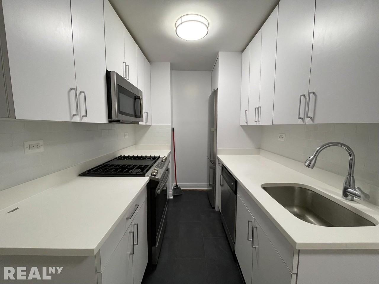 E 56th St #6L - Photo 4 of 8