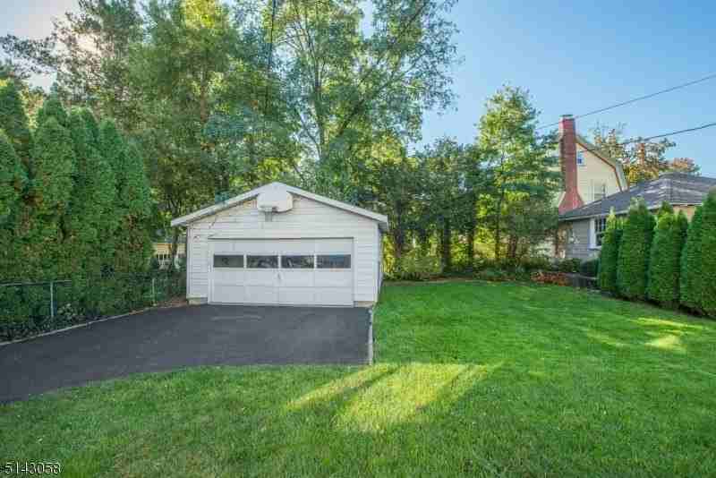 276 Bay Ave - Photo 4 of 43