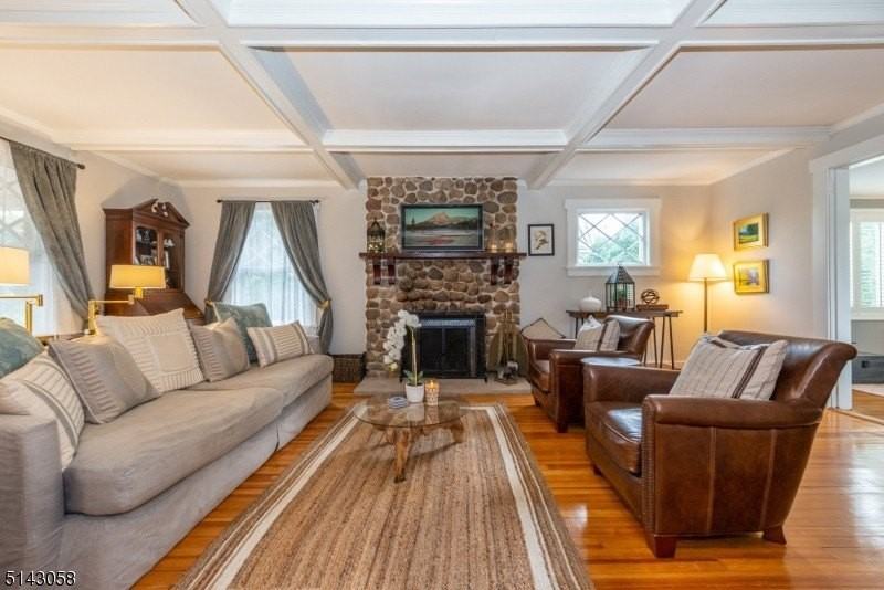 276 Bay Ave - Photo 6 of 43