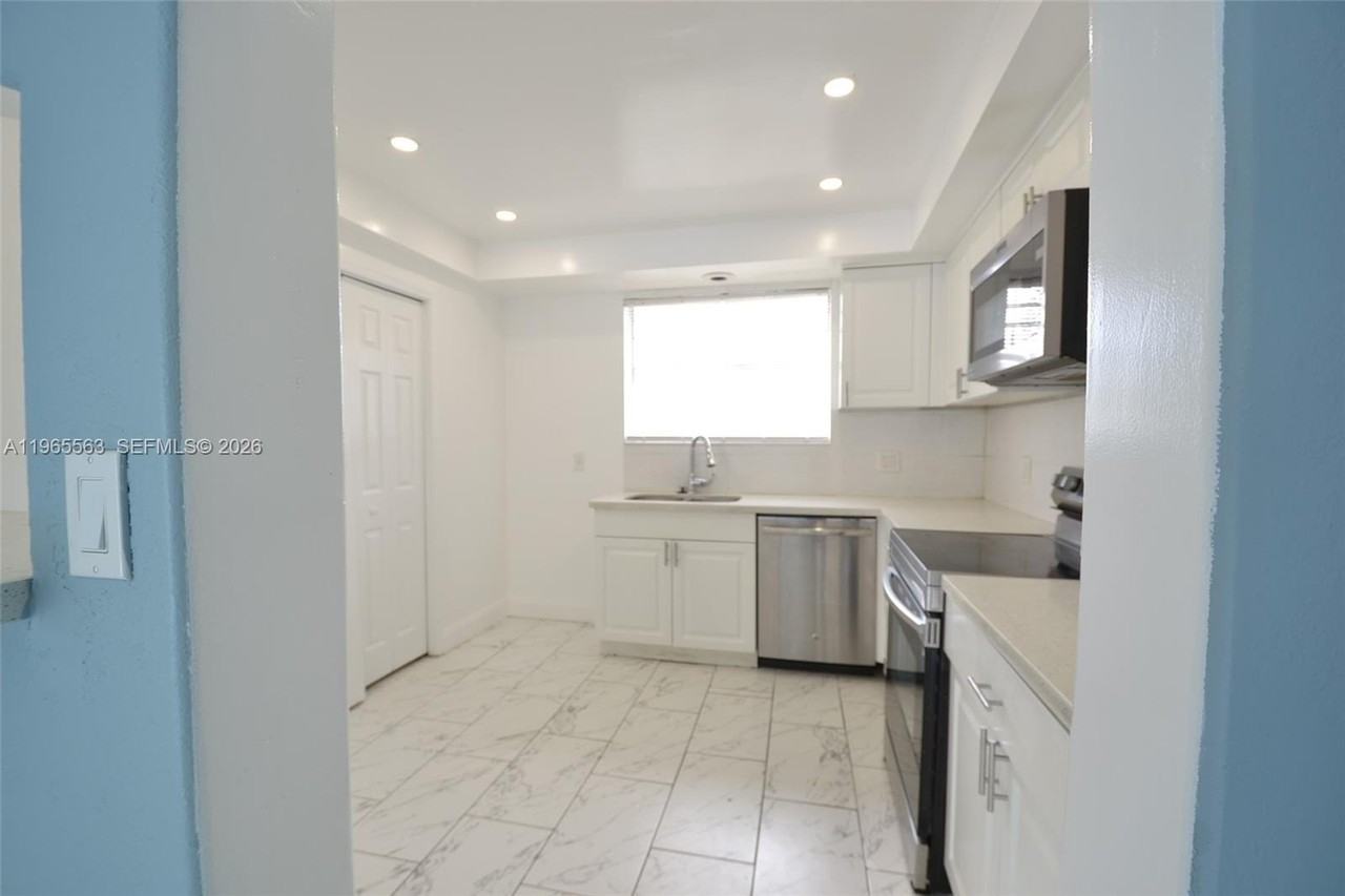 5040 Sw 13th St #5040 - Photo 5 of 16