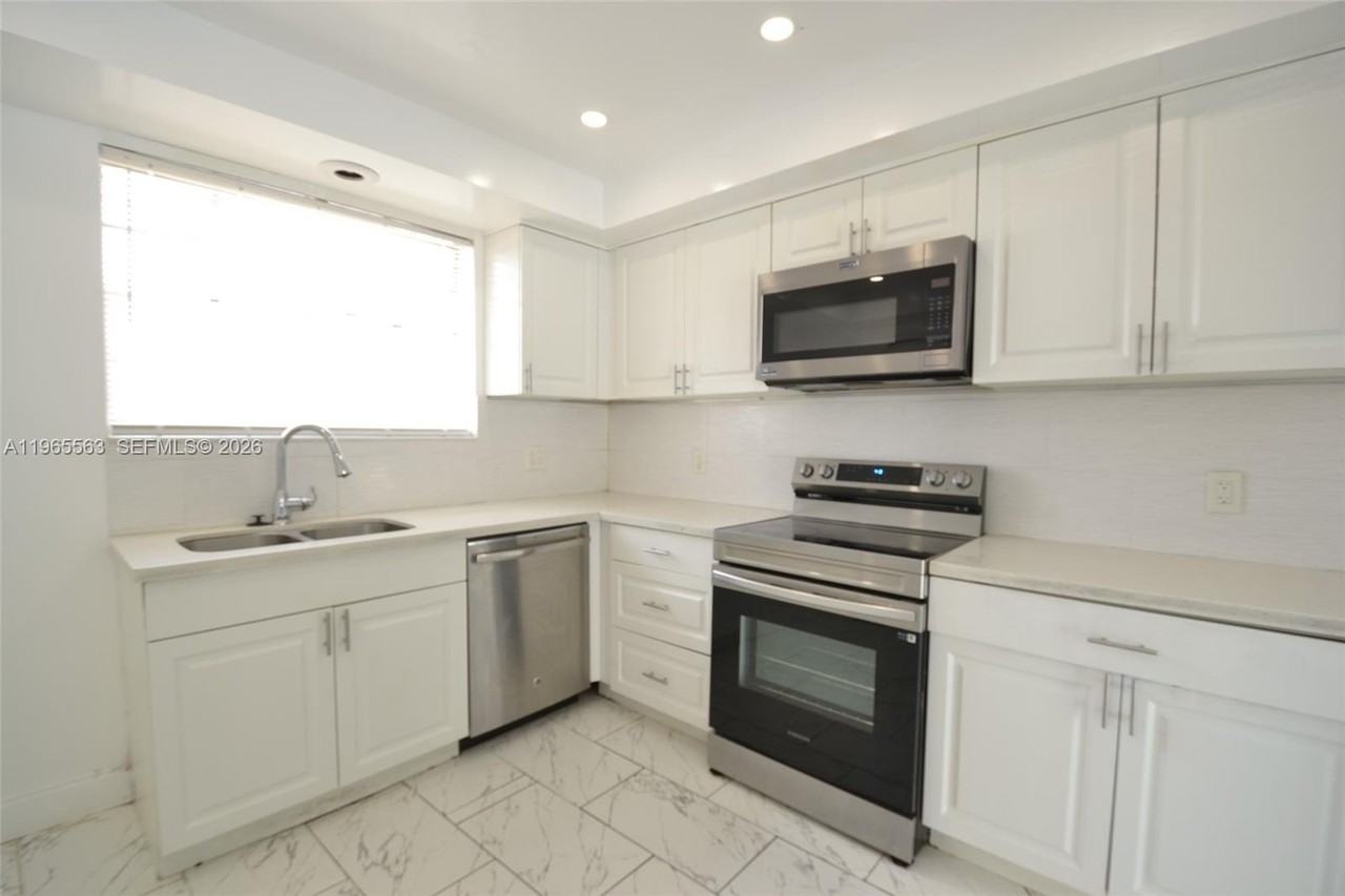 5040 Sw 13th St #5040 - Photo 6 of 16