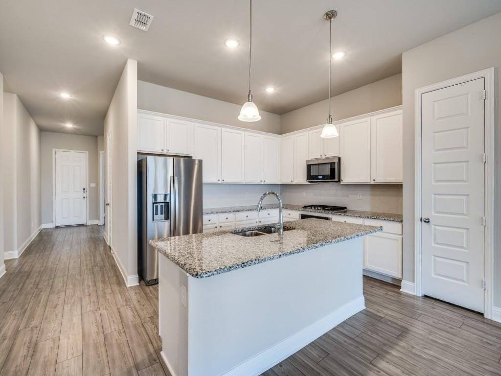 1922 Renwick Dr - Photo 4 of 14