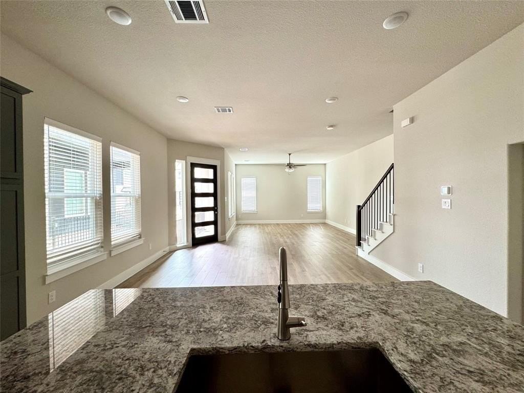 805 Meadowcrest Dr - Photo 5 of 27