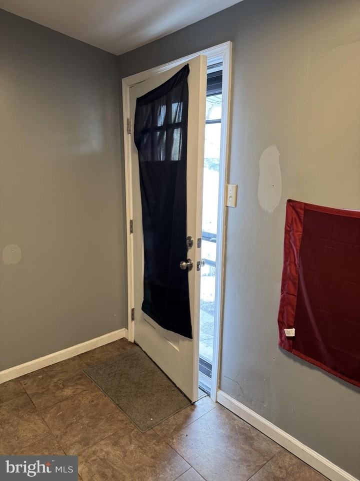 1435 Edgmont Ave - Photo 6 of 14