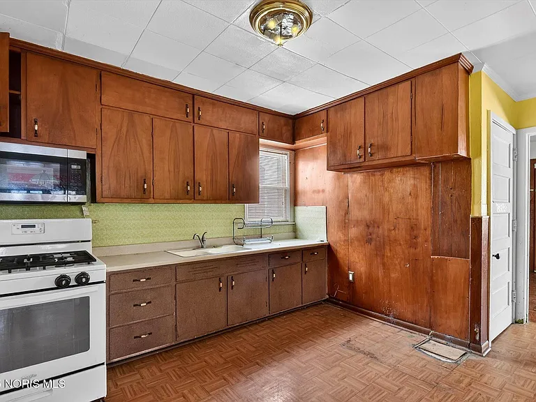 3209 Kimball Ave - Photo 7 of 13