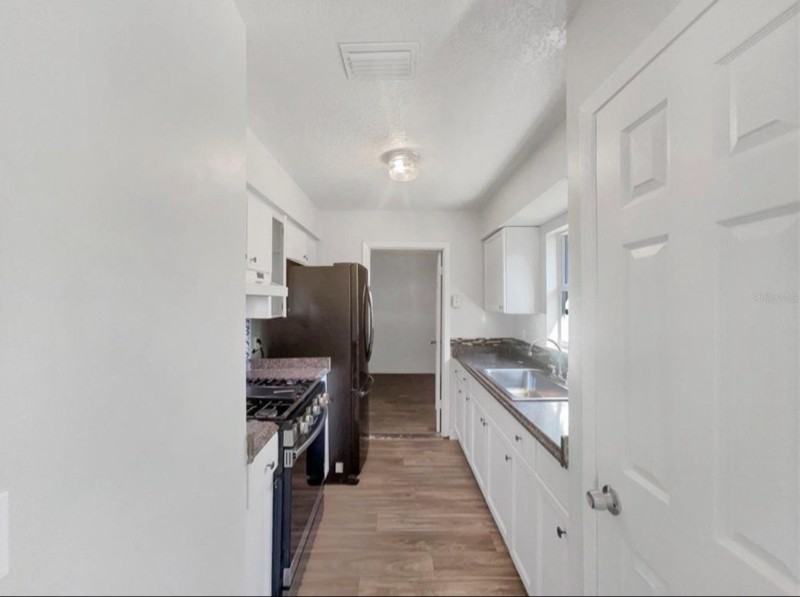 2841 Central Dr - Photo 5 of 9