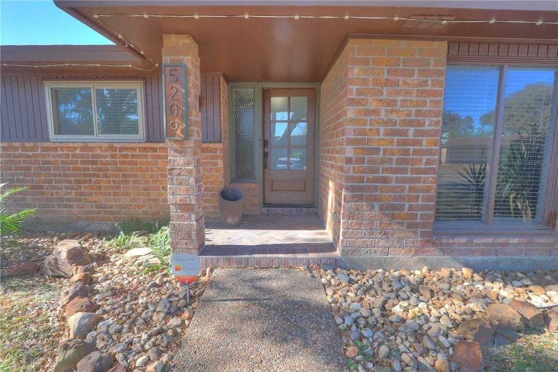 5209 Bromley Dr - Photo 3 of 31