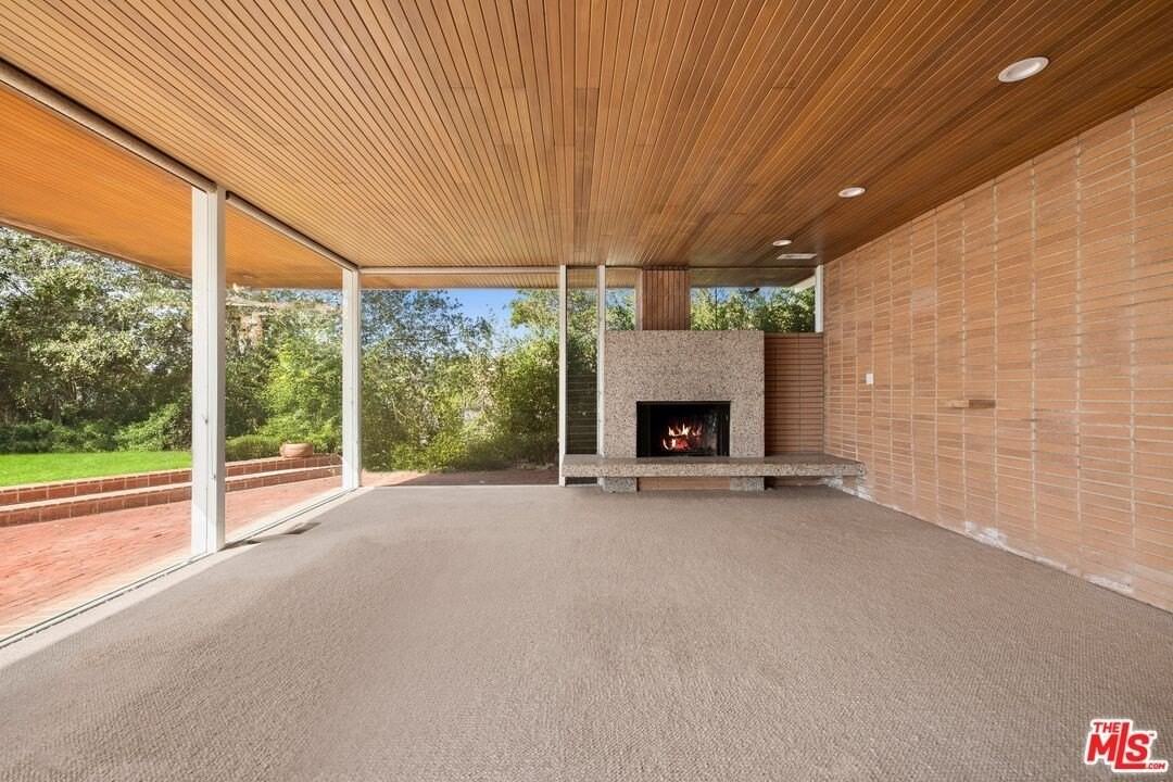 590 N Tigertail Rd - Photo 3 of 16