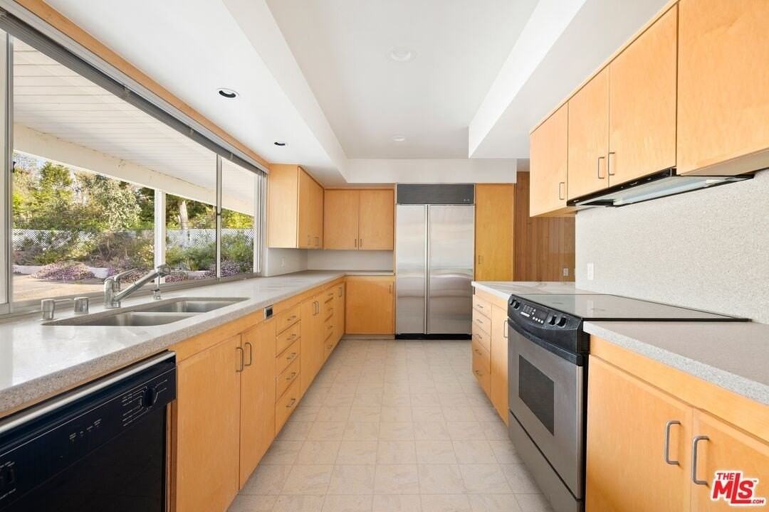 590 N Tigertail Rd - Photo 6 of 16