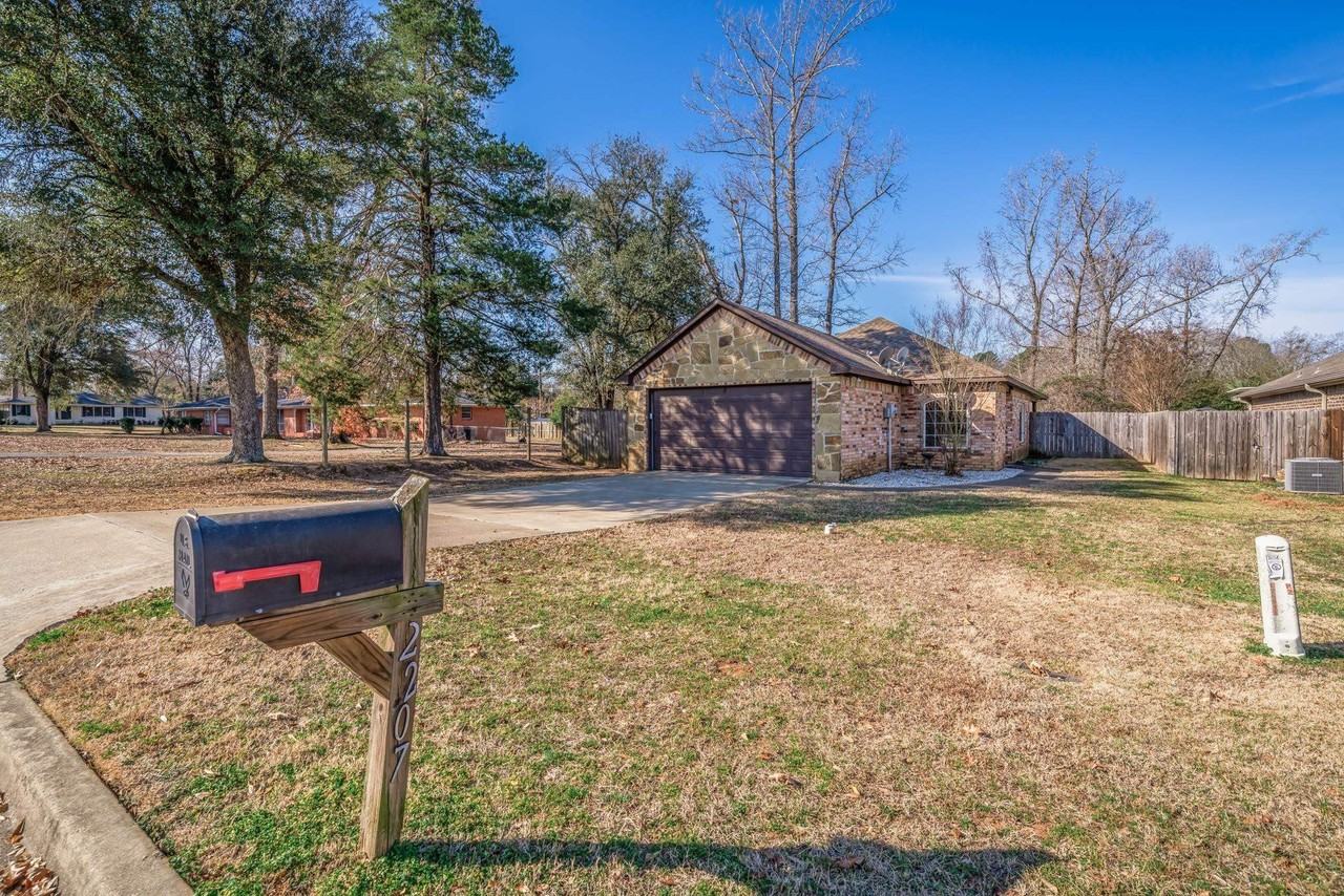 2207 Redbud St - Photo 2 of 31