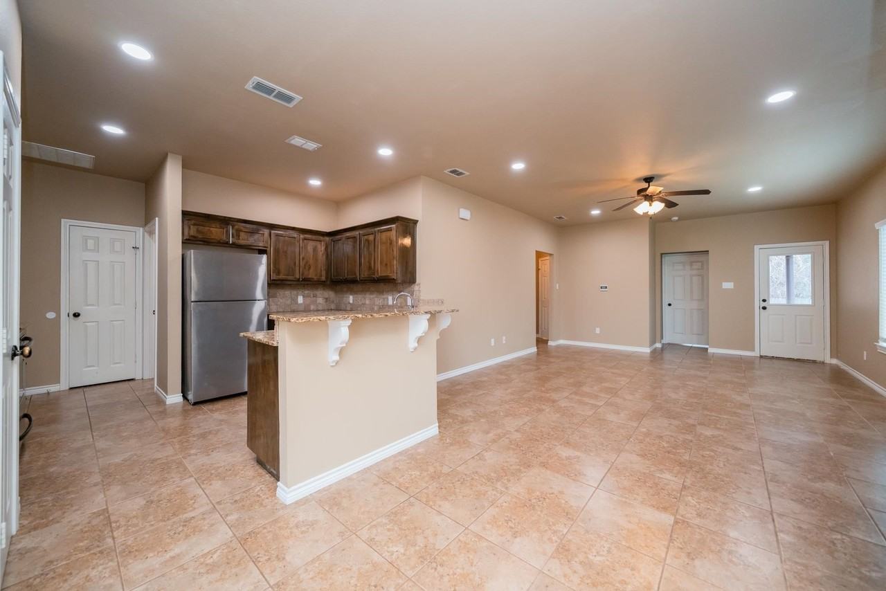 2207 Redbud St - Photo 4 of 31