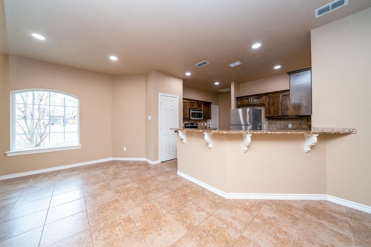 2207 Redbud St - Photo 5 of 31