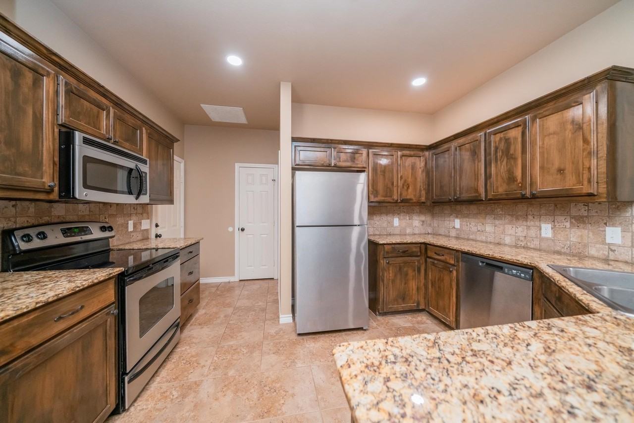 2207 Redbud St - Photo 6 of 31