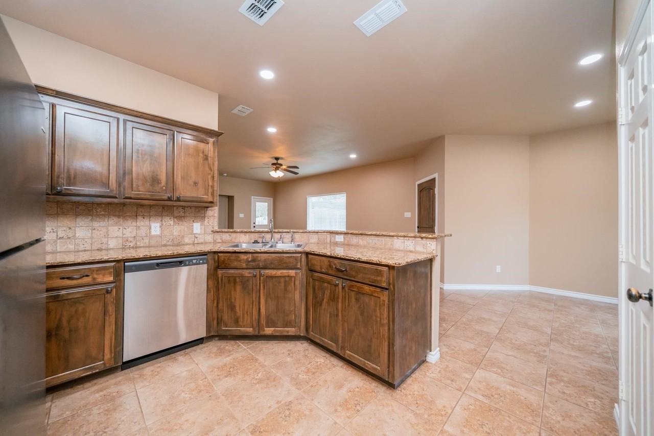 2207 Redbud St - Photo 7 of 31